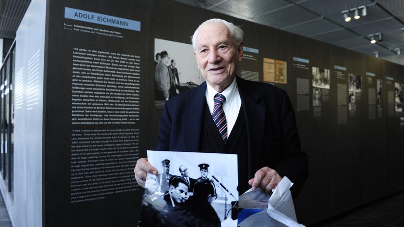 Gabriel Bach: 2011 zeigte Gabriel Bach bei einem Besuch der Ausstellung "Der Prozess – Adolf Eichmann vor Gericht" in der Berliner Topographie des Terrors ein Bild, auf dem man ihn vor dem Angeklagten sieht.