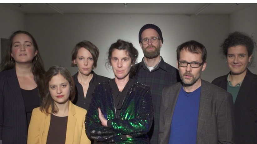 Ministerium für Mitgefühl: Die Ministerinnen für Mitgefühl sind ein Kollektiv von Autorinnen und Künstlerinnen, das emphatischen Widerstand leistet gegen soziale Kälte und die Verrohung der Sprache. Gegründet wurde es im Herbst 2018 im Rahmen der von Nazi & Goldmund ins Leben gerufenen Konferenz "Ängst is now a Weltanschauung" am Ballhaus Ost Berlin. Die Ministerin sagt: "Empathy is the weakest muscle in a human body" (Etgar Keret). Also müssen wir diesen Muskel trainieren.