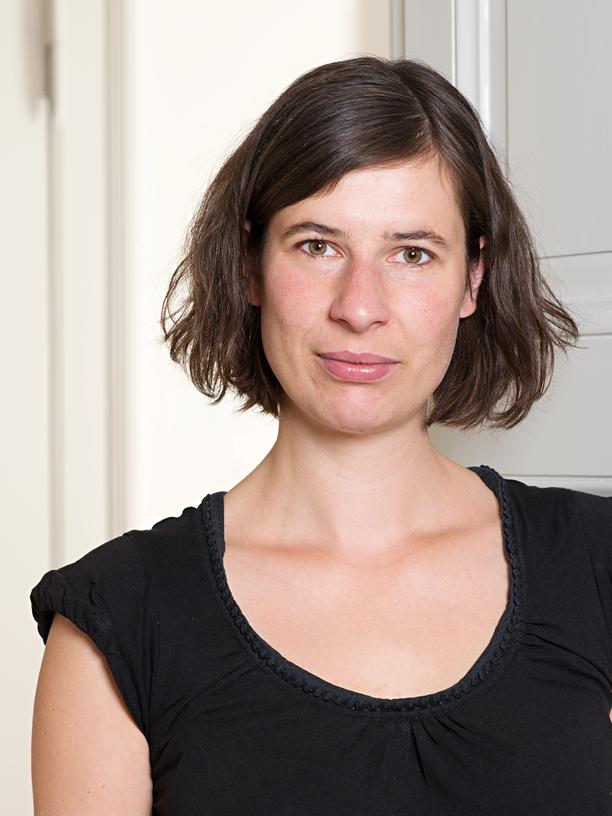 Lisa Vollmer ist wissenschaftliche Mitarbeiterin am Institut für Europäische Urbanistik der Bauhaus-Universität Weimar. Sie hat zur Berliner und New Yorker Mieter*innenbewegung promoviert. Ihre Forschungsinteressen sind Wohnungspolitik, Stadtforschung und soziale Bewegungsforschung.