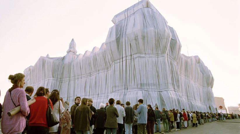 "Vertrauensfrage": Angebliche Sternstunden des Parlamentarismus, in denen die Abgeordneten ohne Fraktionszwang zum Beispiel über die (dann 1995 tatsächlich geschehene) Verhüllung des Reichstags durch Christo und Jeanne-Claude debattierten, seien gerade nicht Kernfunktion des Bundestags, schreibt Meinel.