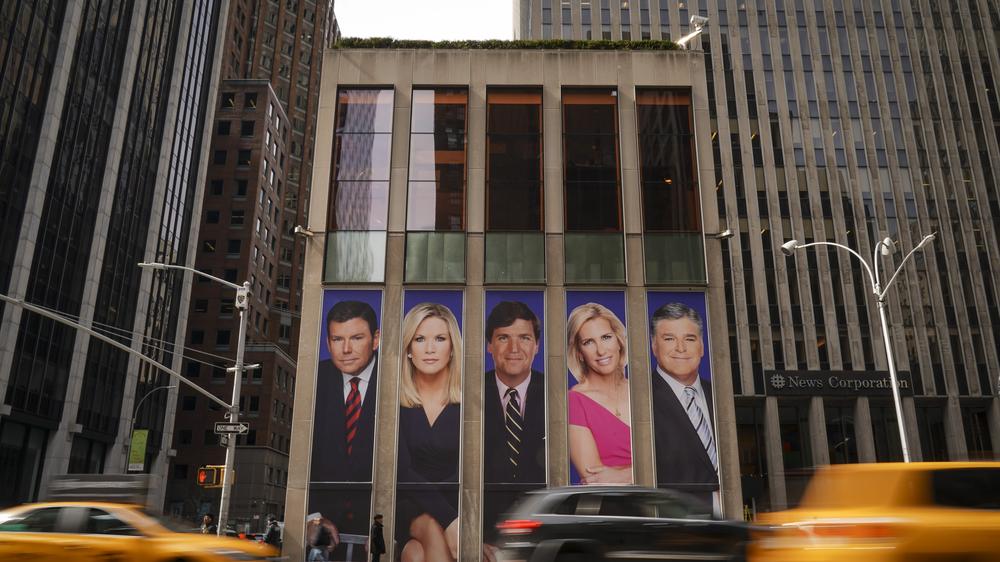 Fox News: Die Stars von Fox News prangen auf der Konzernzentrale der News Corporation in Manhattan. Von rechts: Sean Hannity, Laura Ingraham und Tucker Carlson – Martha MacCallum und Bret Baier daneben sind eher klassische Nachrichtenleute.