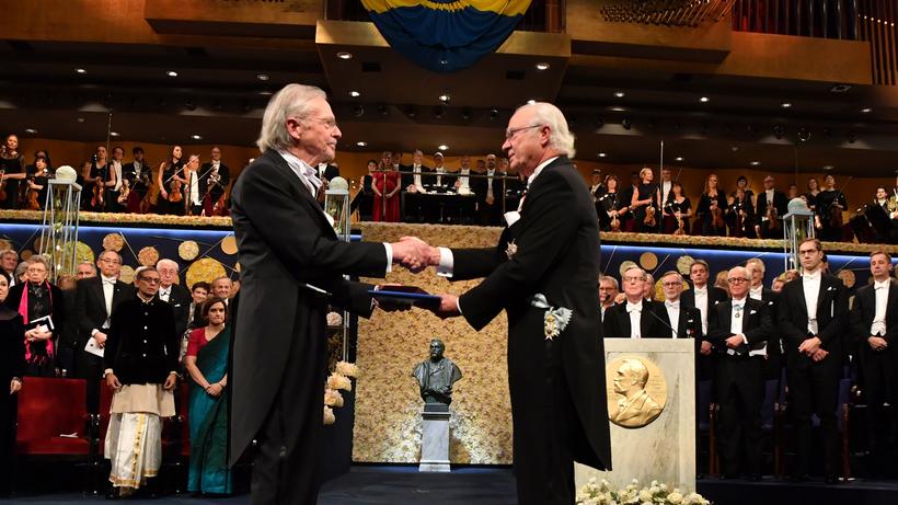 Literaturnobelpreis: Peter Handke (links) erhält den Nobelpreis von König Carl XVI. Gustaf in Stockholm.