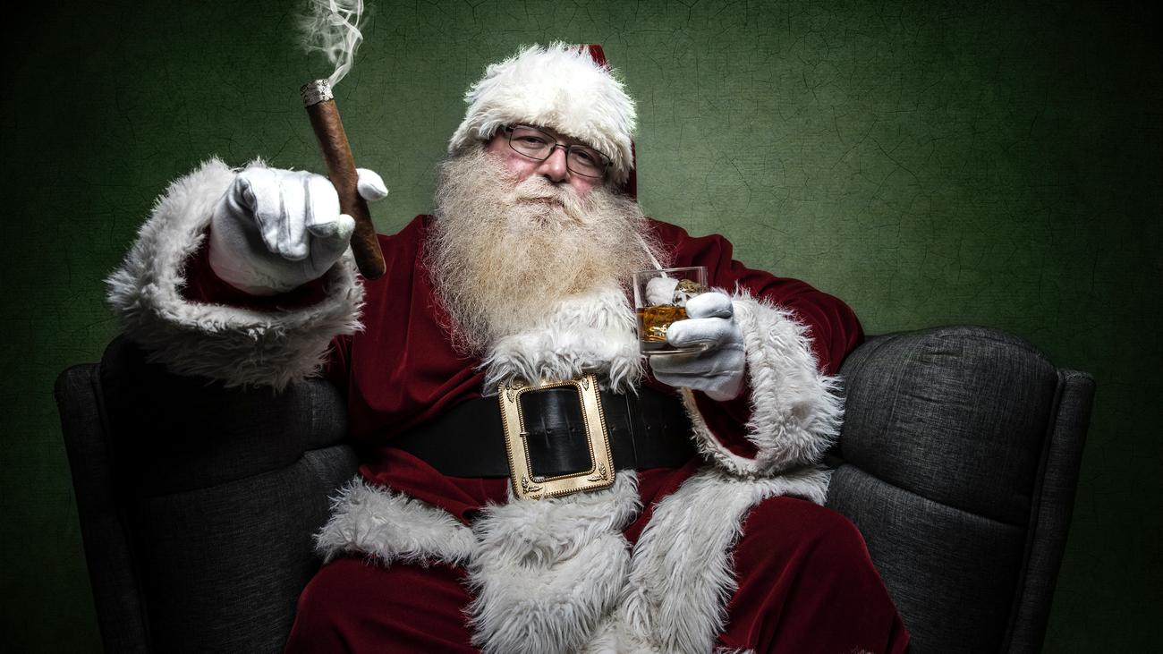 Betrunkene Frau in Santa Claus Kostüm mit alkohol