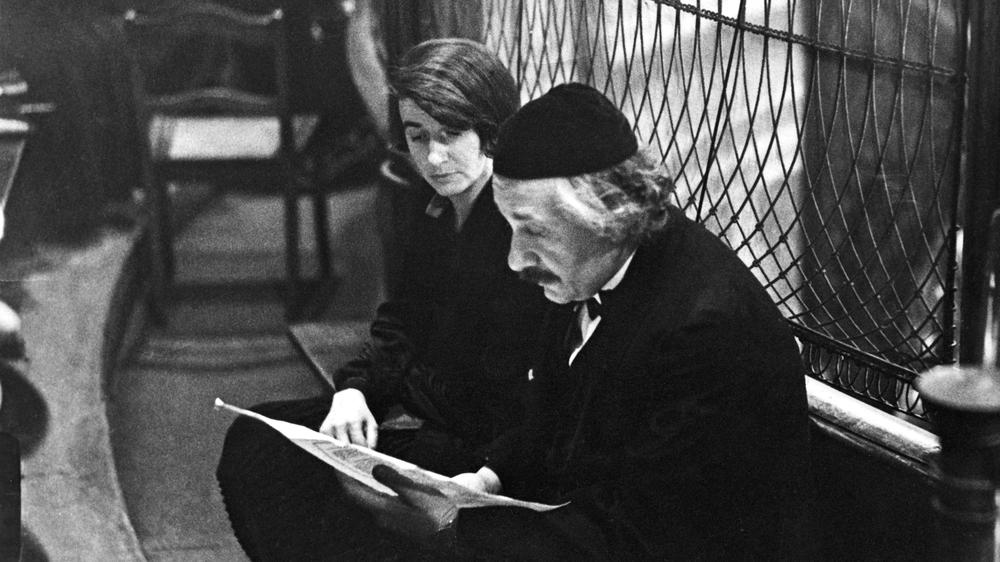 Jüdische Identität: Am 29. Januar 1930 gab der jüdische Startenor Hermann Jadlowker in der Berliner Synagoge an der Oranienburger Straße ein Konzert. Im Publikum war auch Albert Einstein (vorn im Bild).