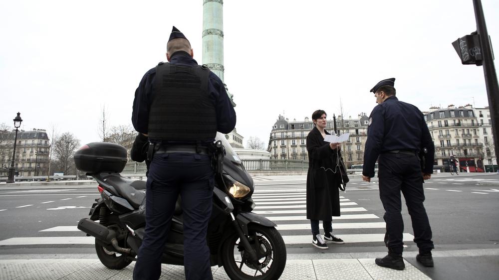 Persönliche Freiheit: Ist das legitim? Polizisten kontrollieren eine Passantin in Paris.