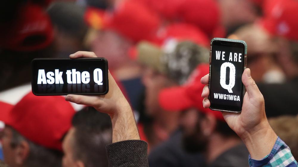 Rechtsradikale Online-Netzwerke: In den USA treten QAnon-Verschwörungstheoretiker offen bei Trump-Veranstaltungen auf.