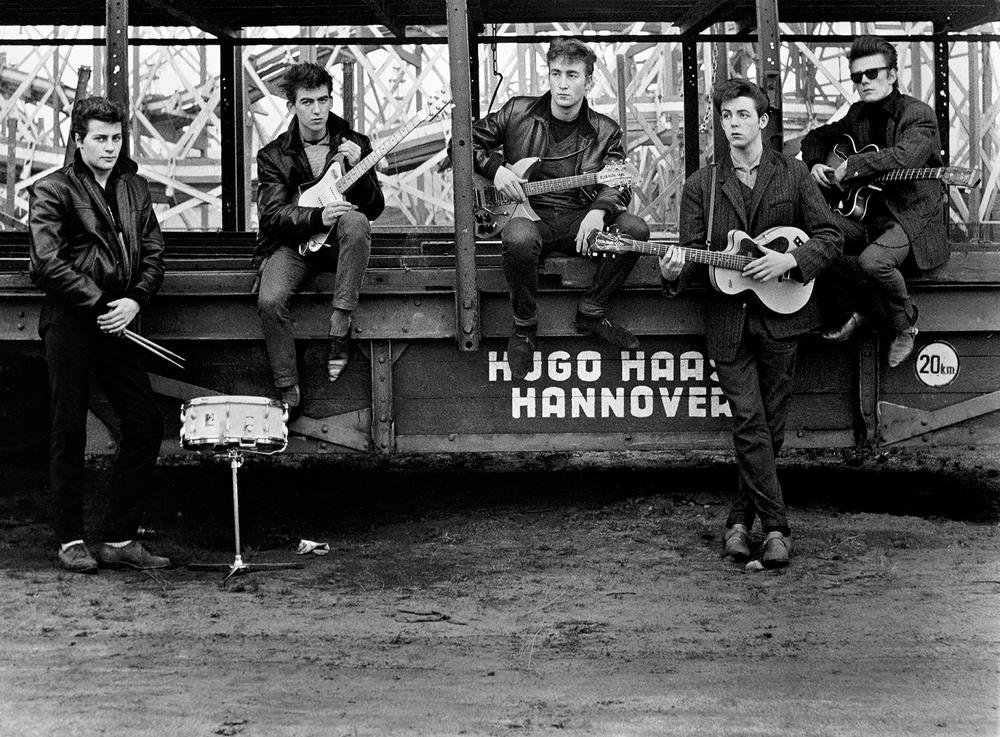 Astrid Kirchherr: Die Beatles 1960 in Hamburg (aber auf einem Fahrgeschäft aus Hannover), da noch zu fünft