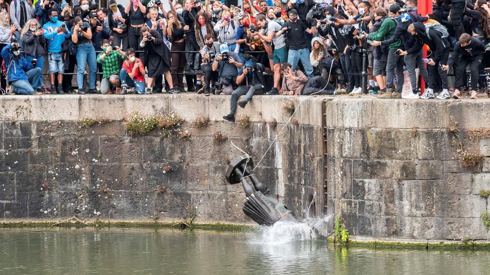 Denkmäler: Der Untergang: Am 7. Juni warfen Black-Lives-Matter-Demonstrantinnen in Bristol die Statue des Sklavenhändlers Edward Colston ins Wasser.
