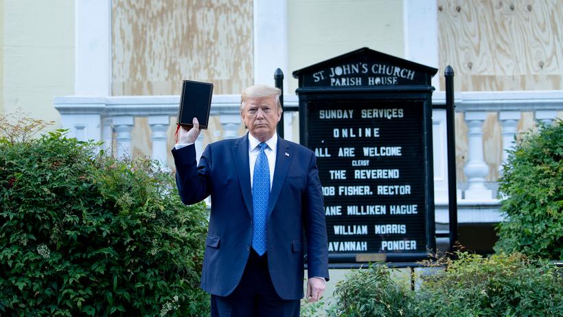 Trump und die Bibel: Donald Trump vor der Kirche St. John's: Eine ebenso idiotische wie kluge Geste