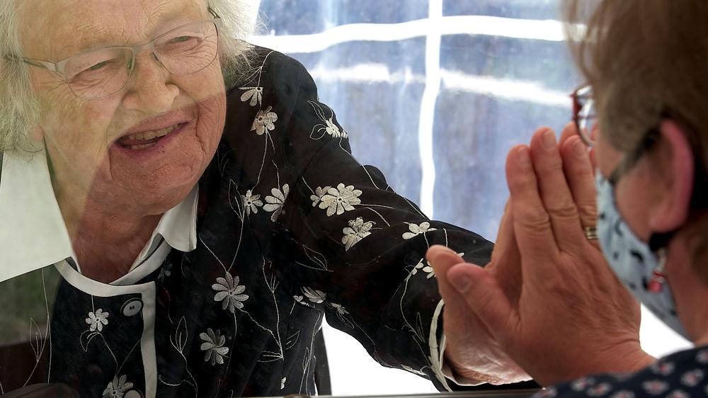 Andreas Rödder: "Im Frühjahr 2020 sind schwere Fehler passiert, als die Alten- und Pflegeheime einfach abgeschottet wurden", sagt Andreas Rödder. Dieses Bild wurde im Mai in einem rheinland-pfälzischen Seniorenheim aufgenommen.