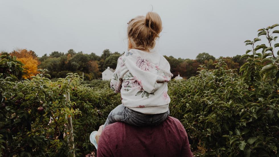 Entfremdung in der Familie: Vater und Tochter sollen sich nah sein, sich beieinander geborgen fühlen und zu Hause.
