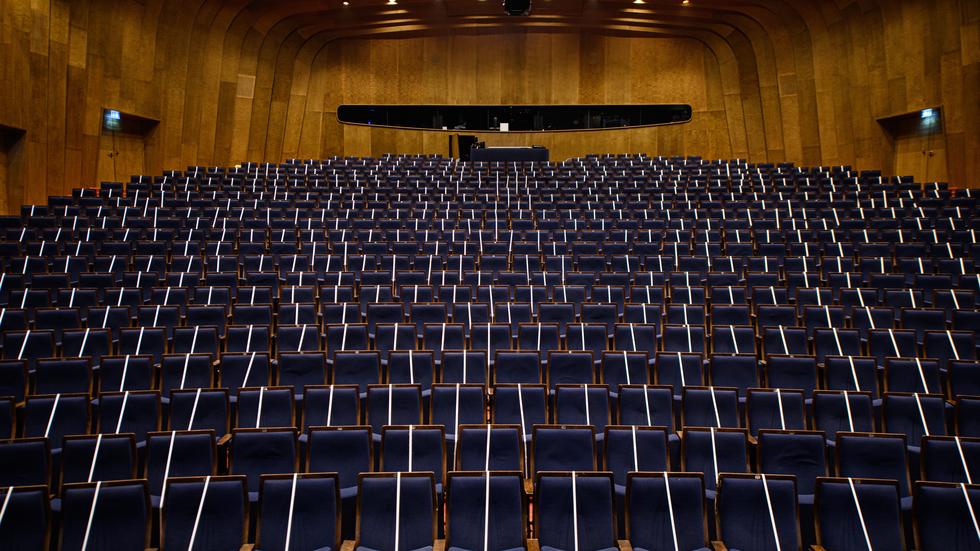 Kultur in der Corona-Krise: Kultur ist mehr als Zerstreuung, auch mehr als überflüssige Erbauung. (Auf dem Bild zu sehen ist der leere Zuschauerraum des Düsseldorfer Schauspielhauses.)