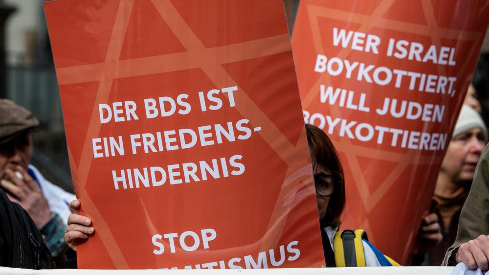BDS-Resolution: Wie kurz ist der Weg von Boykottaufrufen zum Antisemitismus? Diese Demonstrantinnen haben im März 2019 in Göttingen eine klare Antwort.