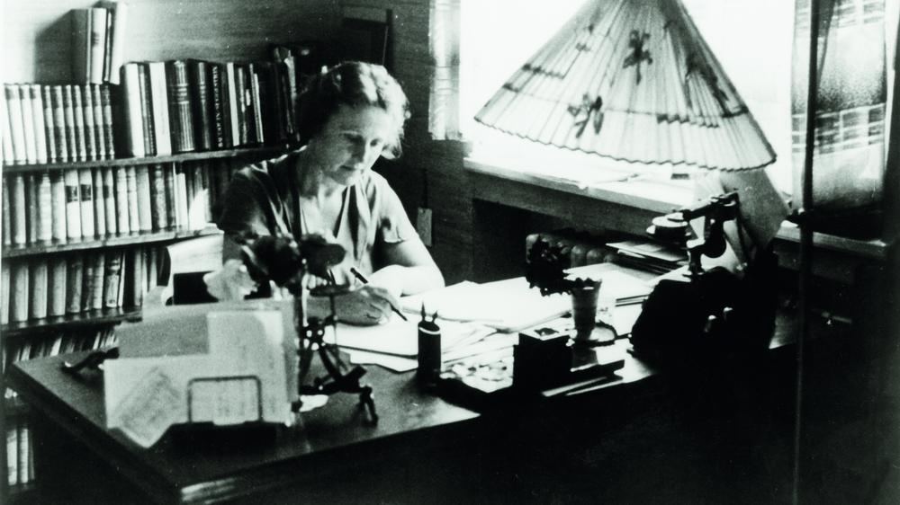 Frauen im Nationalsozialismus: Anna Haag an ihrem Schreibtisch. Das Bild ist nicht datiert, es entstand mutmaßlich in den Dreißigerjahren.