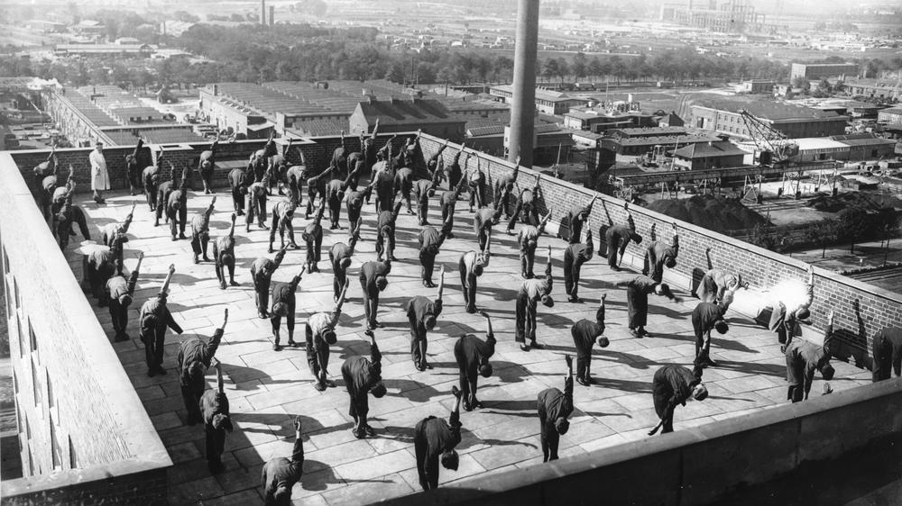 NS-Vergangenheit: Arbeiter der Siemens-Werke in Berlin 1933 beim Betriebssport auf dem Dach