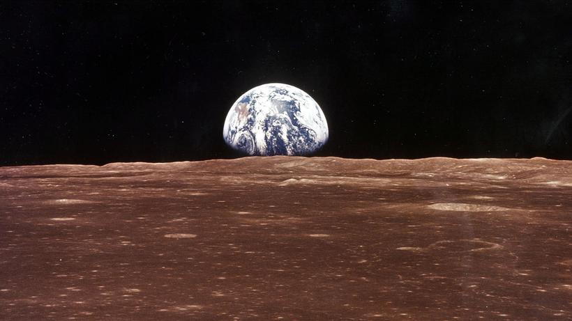 Mariana Mazzucato: "Niemand wäre zum Mond geflogen, wenn man schlicht eine Kosten-Nutzen-Rechnung aufgemacht hätte", sagt Mariana Mazzucato: Blick aus dem Kommandomodul von Apollo 11 über die Mondoberfläche Richtung Erde.