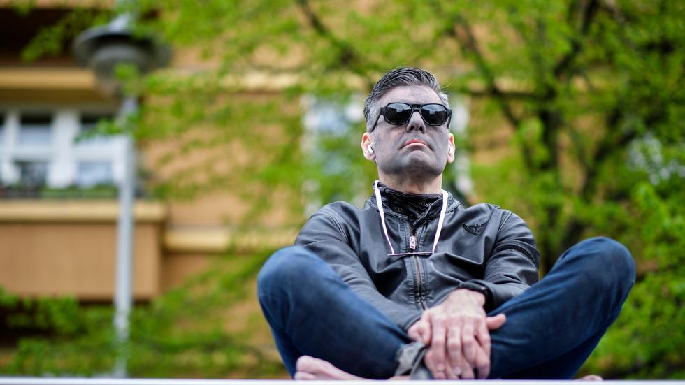 "Cui Bono: WTF happened to Ken Jebsen?": Ken Jebsen bei einer Demonstration gegen staatliche Infektionsschutzmaßnahmen im April 2020 in Berlin