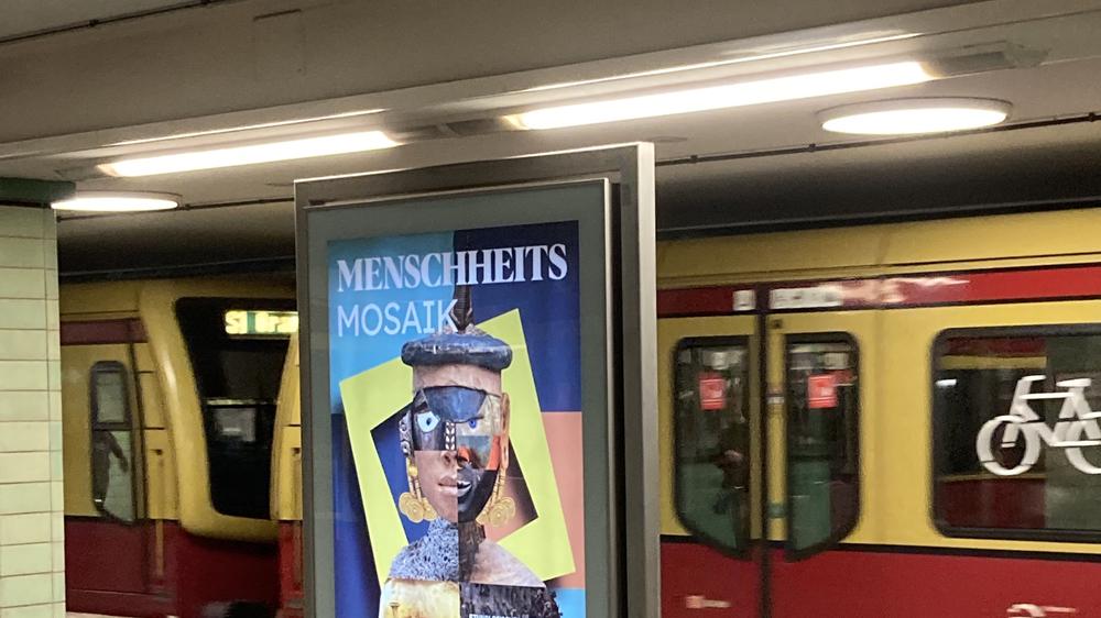 Humboldt Forum: Die Welt als freundlich zusammengeschnipseltes Klischee: So wirbt das Ethnologische Museum im Humboldt Forum für sich.