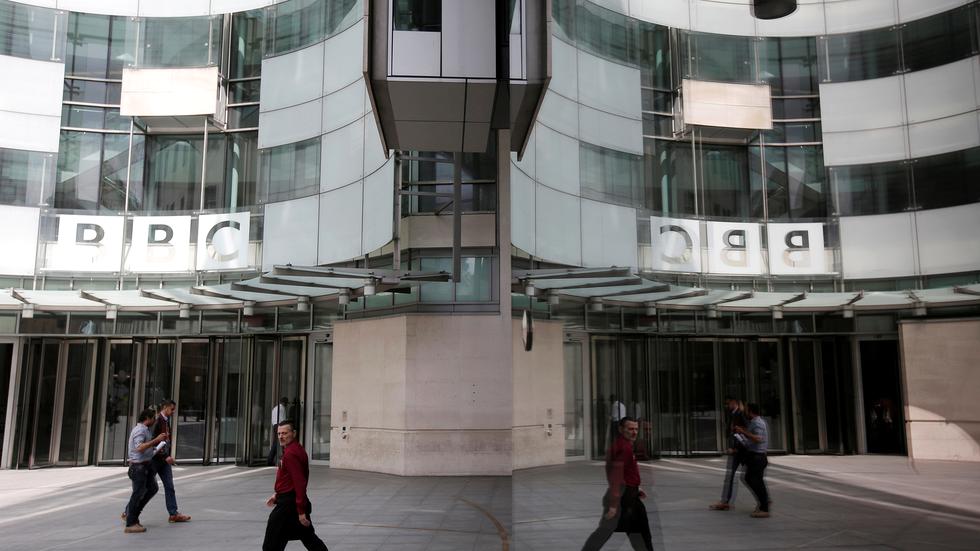 Großbritannien: Der Haupteingang des renommierten Senders BBC am Portland Place in London