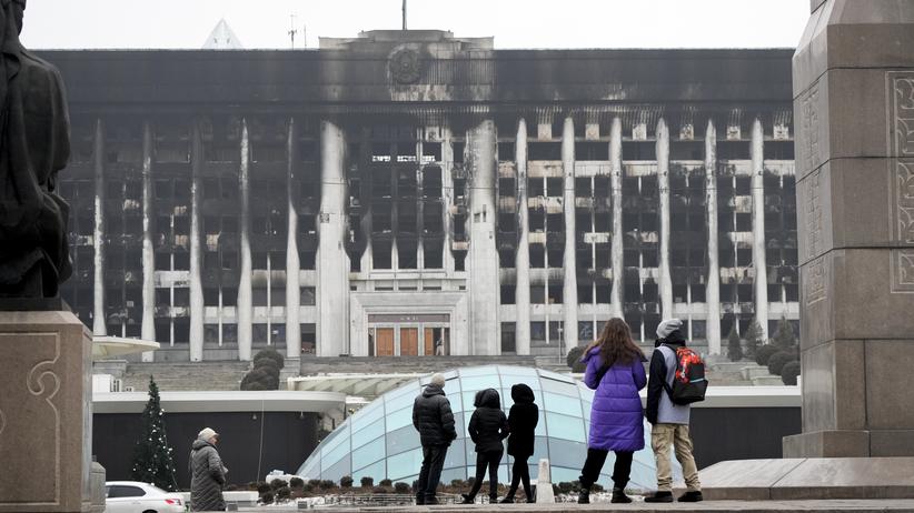 Proteste in Kasachstan: Das Rathausgebäude (im Bildhintergrund) in der kasachischen Metropole Almaty wurde von Protestierenden Anfang Januar 2022 gestürmt. Dieses Foto wurde einige Tage danach am 11. Januar aufgenommen.