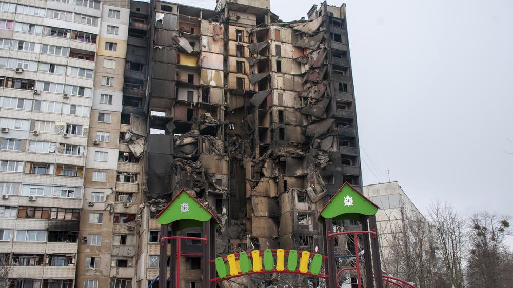 Angriff auf die Ukraine: Ein Spielplatz vor einem zerstörten Wohnhaus, aufgenommen in Charkiw am 8. März 2022