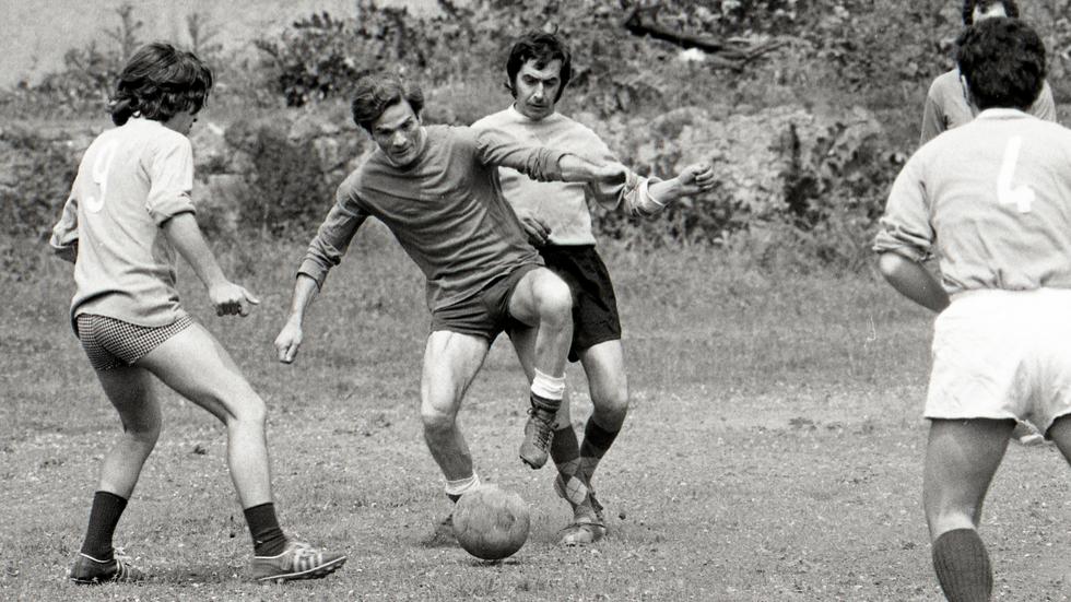 Pier Paolo Pasolini: Der Linksaußen Pasolini trug stets die Nummer 11 und legte größten Wert auf die Akkuratheit des Trikots. Die ästhetische Dimension des Fußballs war ihm ebenso wichtig wie die Freiheit, die er beim Spielen empfand. Hier bei einem Match mit Freunden 1971 in Rom. 