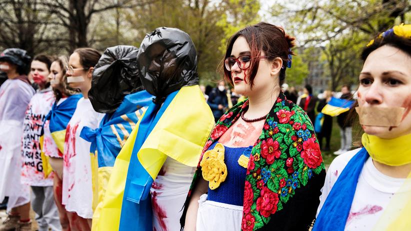 Kriegsverbrechen in der Ukraine: Keine Frau ist dort sicher