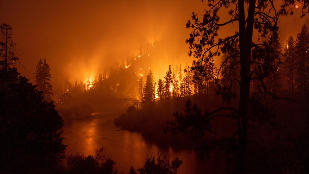 Markus Schroer: Sieht aus wie Mordor, ist aber ein Ende Juli ausgebrochener Waldbrand im Norden Kaliforniens.