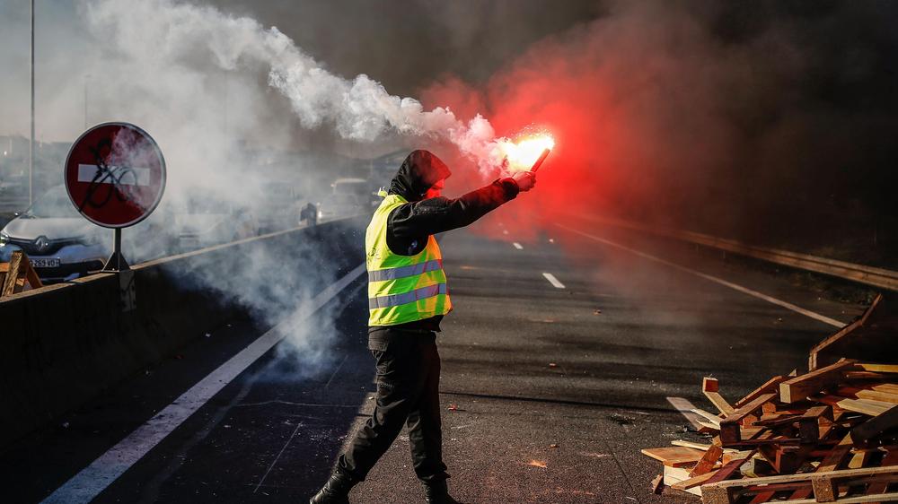 Stefan Aykut: Inzwischen wisse man, dass sich der Protest der französischen Gelbwesten nicht per se gegen ökologische Reformen, sondern gegen ihre als ungerecht empfundene Umsetzung gerichtet hat, sagt der Soziologe Stefan Aykut.