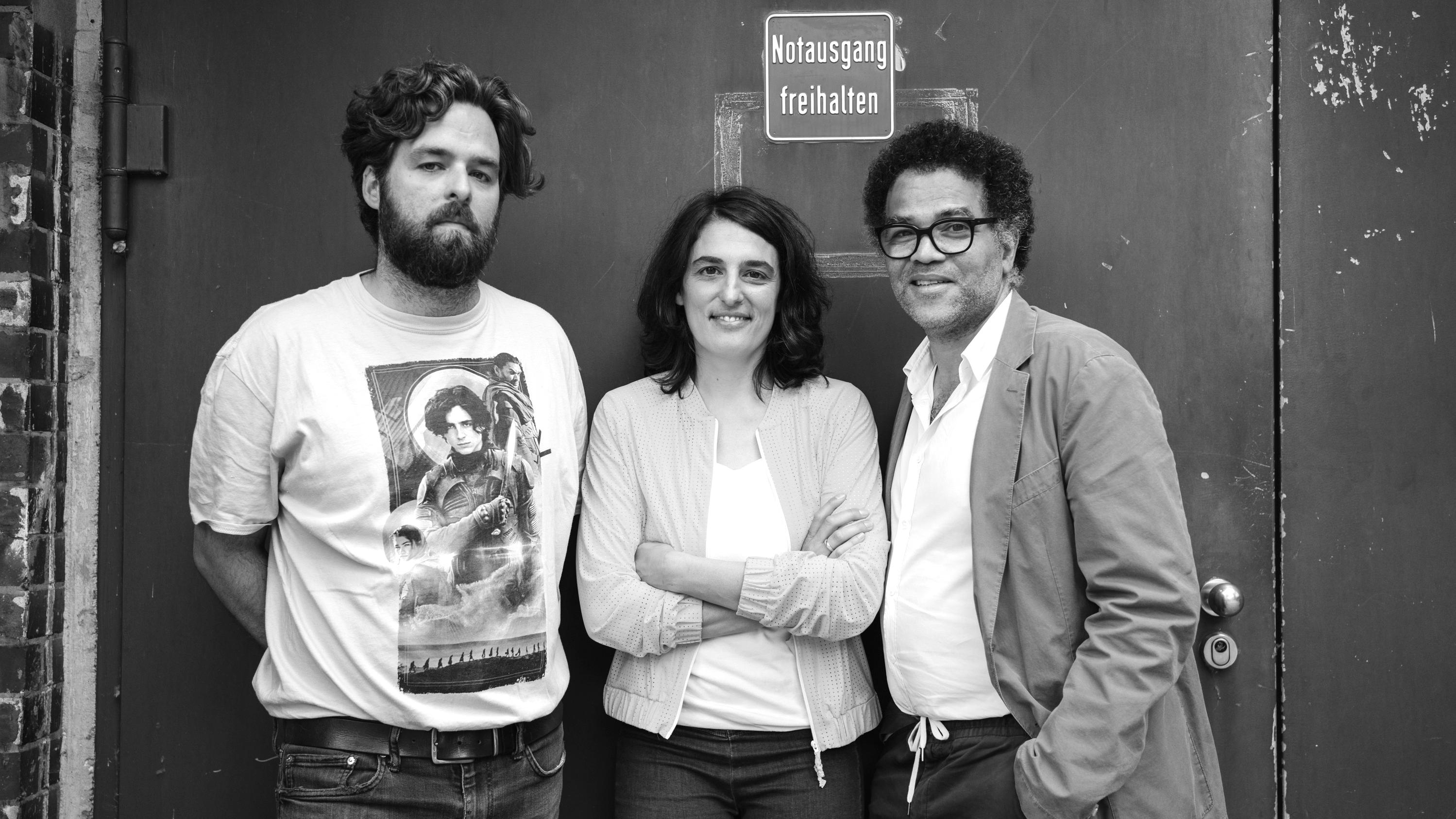 KI-Bots: Eine der seltenen Folgen, die alle drei Hosts gemeinsam moderieren: Lars Weisbrod, Nina Pauer und Ijoma Mangold (von links nach rechts)