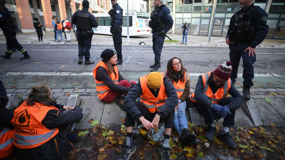 Bruno Latour: Polizeibeamte nehmen am 24. November 2022 Umweltaktivisten der Gruppe "Derniere Renovation" fest, als Mitglieder der Gruppe in Toulouse den Verkehr blockieren, um eine energetische Gebäudesanierung in Frankreich zu fordern.