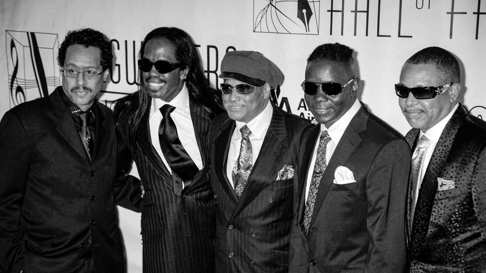 Fred White: Die Band Earth, Wind & Fire trauert um ihren ehemaligen Schlagzeuger Fred White (ganz links). Das Foto zeigt einen Auftritt in New York am 17. Juni 2010.