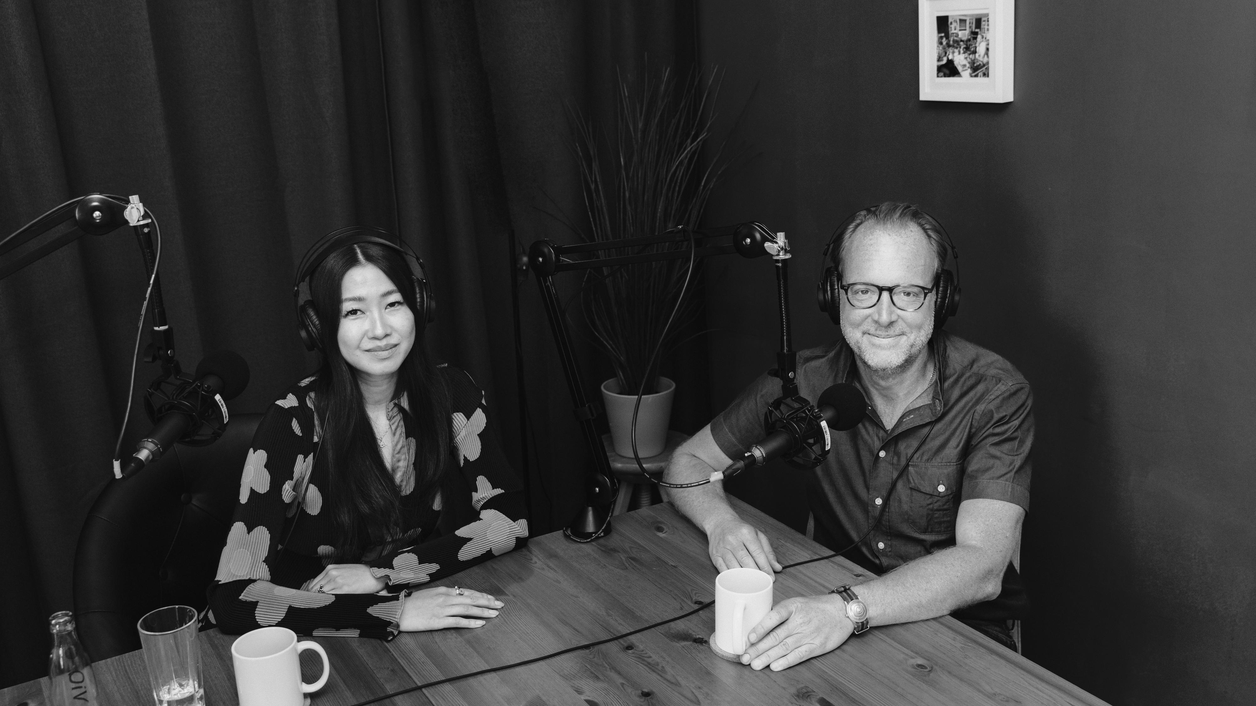 Heinz Bude: Hosten zusammen den Wochenendpodcast: Ubin Eoh (links) und Christoph Amend (rechts)