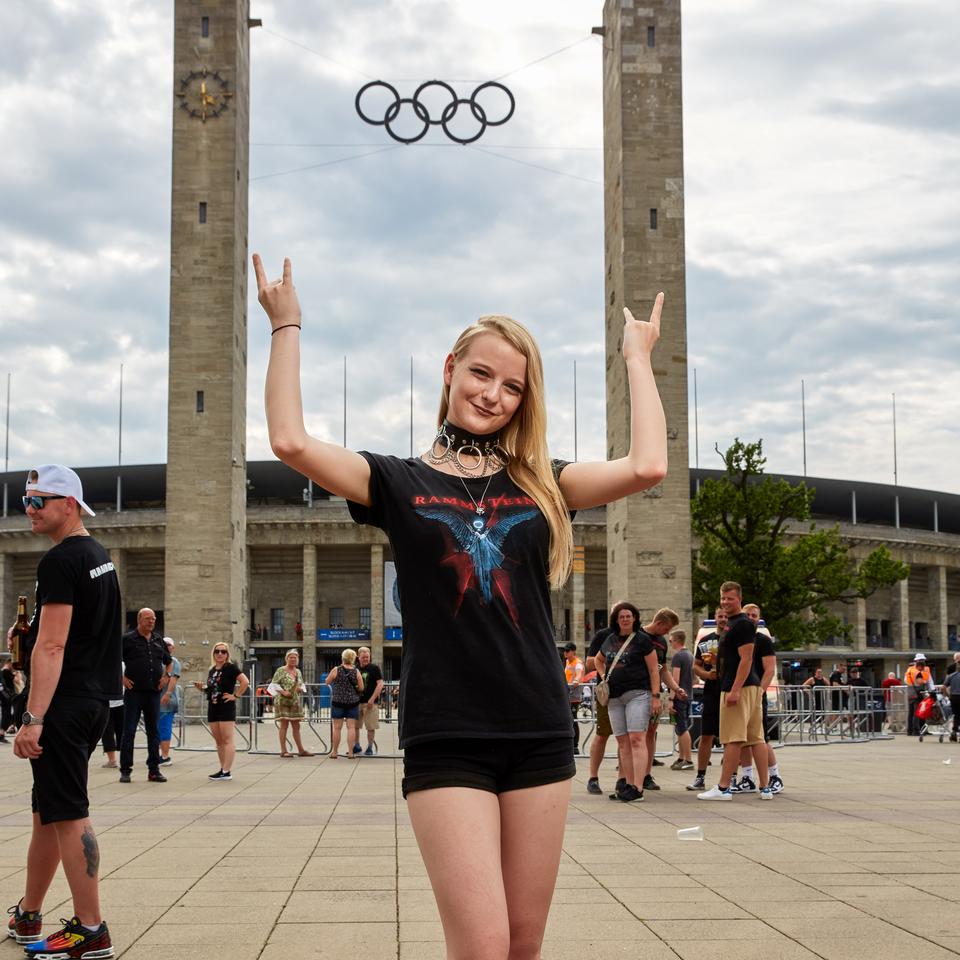 Rammstein-Konzert in Berlin: Protestierende vor dem Olympiastadion