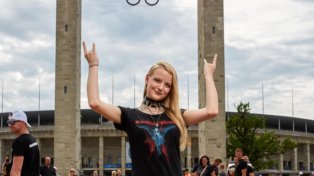 Rammstein-Konzerte in Berlin: Ein Rammstein-Fan vor dem Berliner Olympiastadion am 15.07.2023