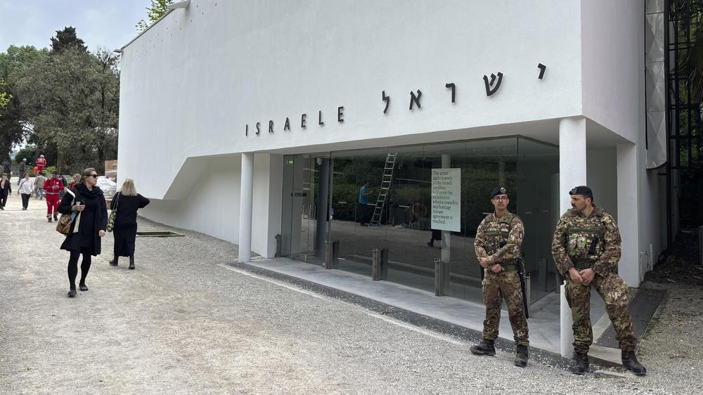 Venedig: Italienische Soldaten stehen am israelischen Nationalpavillon auf der Biennale für zeitgenössische Kunst in Venedig. 