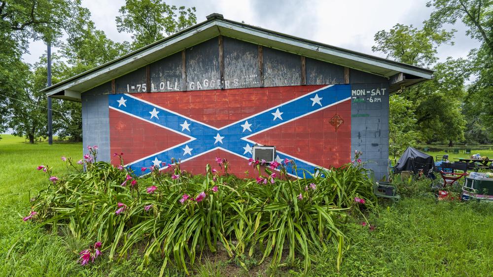 USA: Die Vergangenheit ist an manchen Orten in den USA auch heute noch symbolisch präsent: die Konföderiertenflagge der ehemaligen Südstaaten, gemalt auf einer Fassade in der Nähe von Atlanta, Georgia.