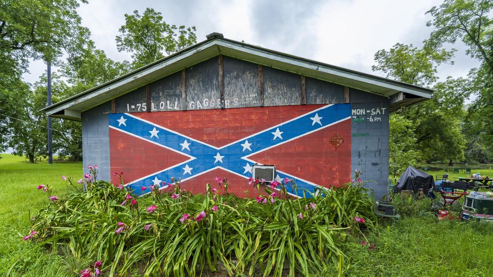 USA: Il passato è ancora simbolicamente presente in alcuni luoghi degli Stati Uniti di oggi: la bandiera confederata degli ex stati del sud, dipinta su una facciata vicino ad Atlanta, in Georgia.