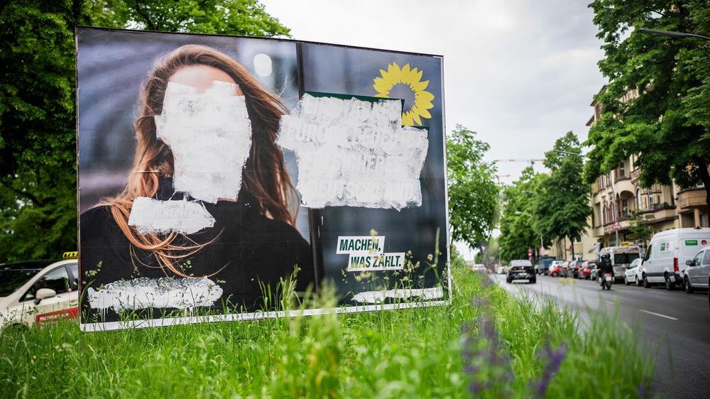 Übergriffe im Wahlkampf: Am 5. Mai 2024 wurde in Berlin ein Plakat mit dem Bild von Terry Reintke, dem Spitzenkandidaten der Grünen für die Europawahl, mit weißer Farbe übermalt.