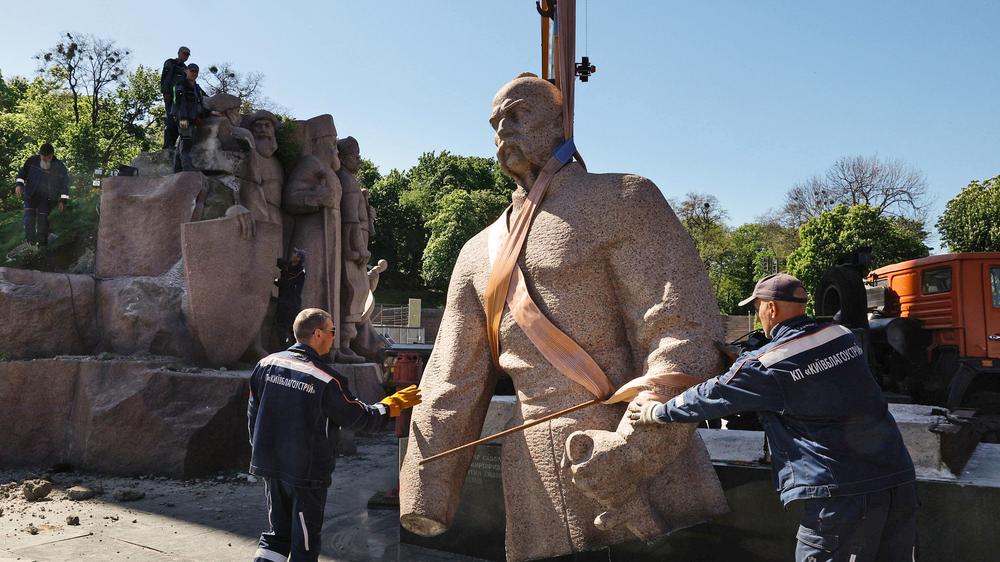 Krieg in der Ukraine: Am 30. April 2024 wird in Kiew ein Denkmal aus der Sowjetzeit abgebaut.