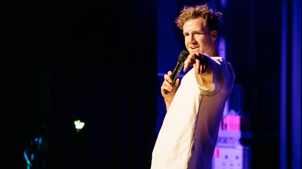 Luke Mockridge: De cabaretier Luke Mockridge staat op het podium. Tot snel in Bamberg, hier is een foto van de show op 18 september in Wenen.