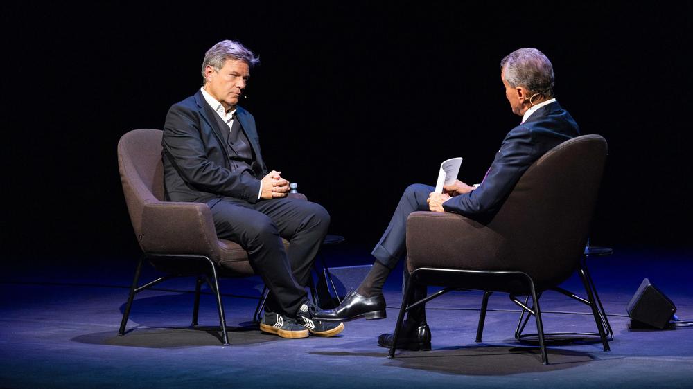  Michel Friedman im Gespräch mit Robert Habeck auf der Bühne des Berliner Ensemble