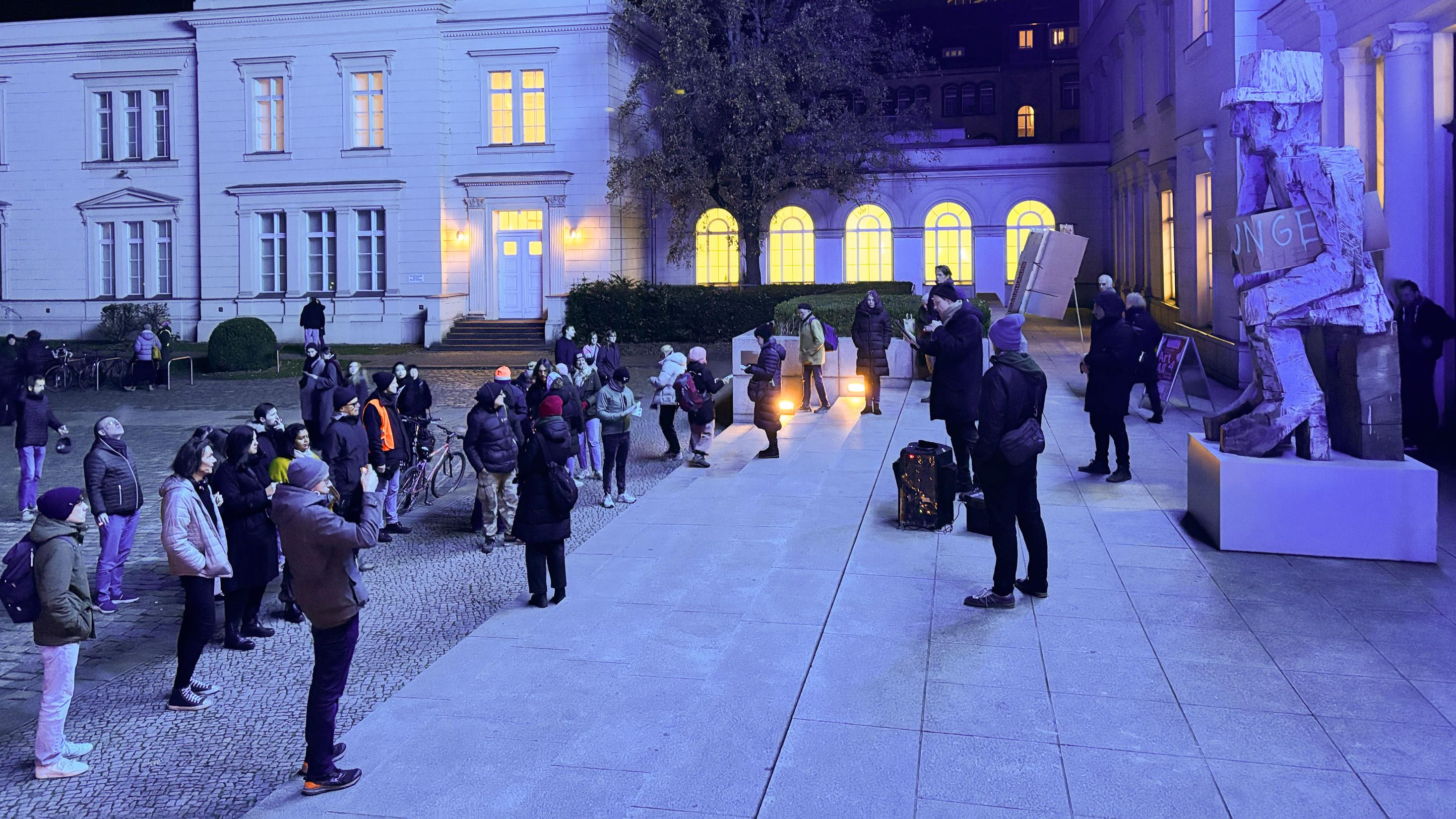 Museumssonntag in Berlin: Vor dem Hamburger Bahnhof fanden sich Aktivisten des Bündnis "Kultur für Alle" zusammen, um gegen die Streichung des Museumssonntags zu protestieren.