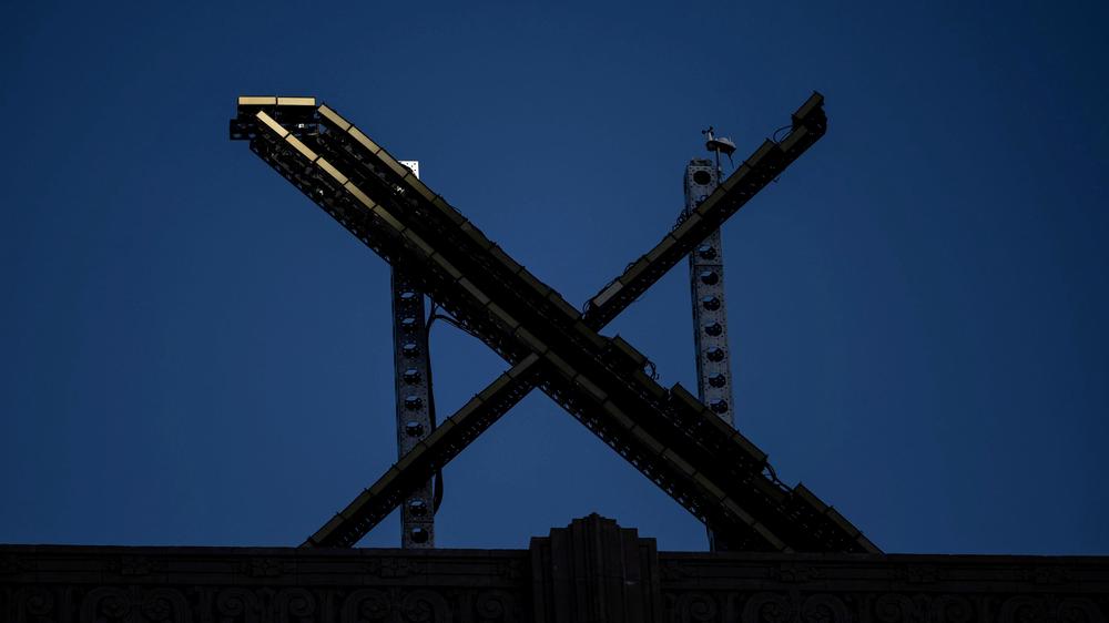 Desinformation auf X: Als Twitter sich 2023 in X umbenannte, ragte vorübergehend diese Installation des X-Logos auf dem Dach der Firmenzentrale in San Francisco in die Höhe.