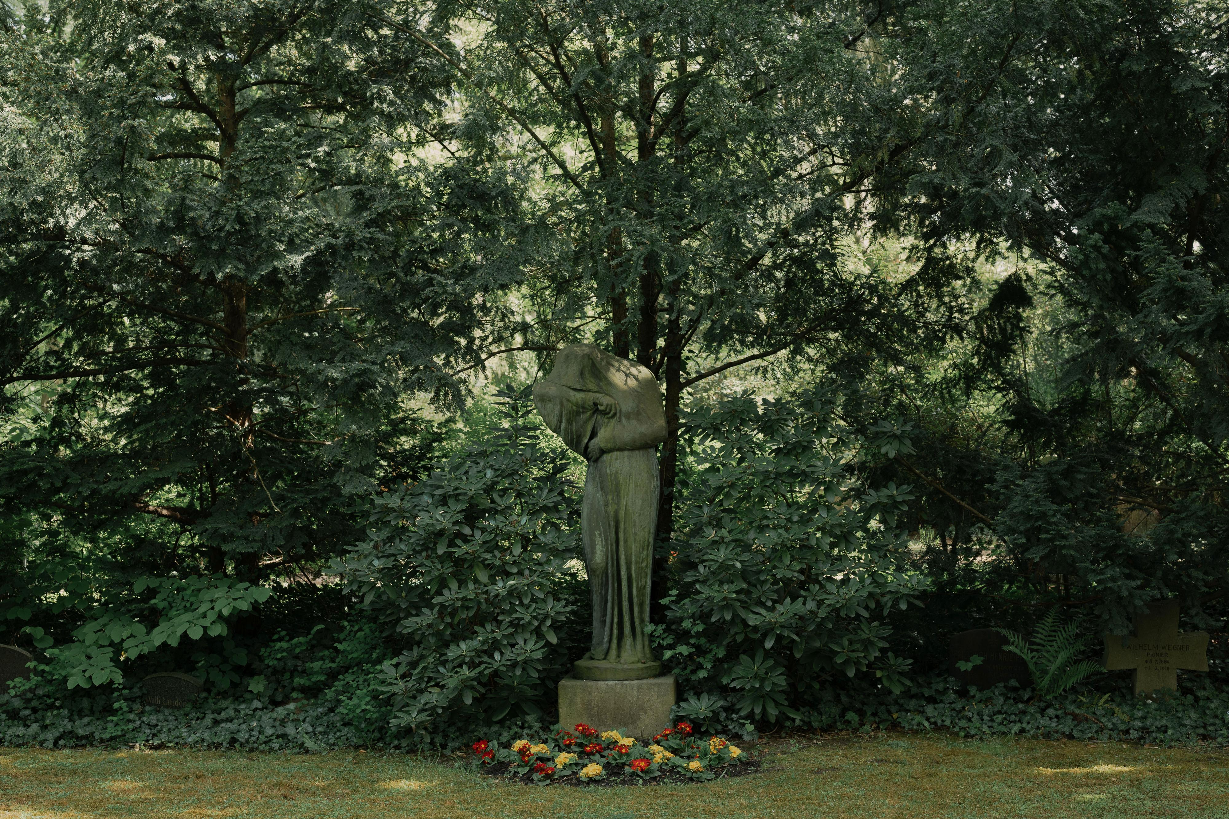 Militaristische Heldenverehrung findet man selten auf dem Parkfriedhof Lichterfelde. Dafür stille Zurückhaltung und eine Symbolik der Trauer und der Schmerzen.