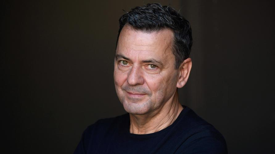 Filmfestspiele in Wien: Christian Petzold bei einem exklusiven Photoshooting auf dem 71. Internationalen Filmfestival San Sebastian / Festival Internacional de Cine de San Sebastián im Hotel Maria Cristina. San Sebastian, 24.09.2023
