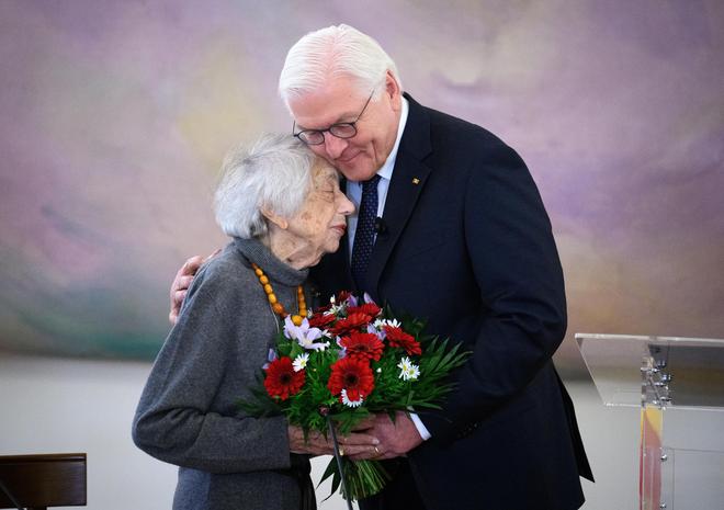 Tod von Margot Friedländer: Bundespräsident Frank-Walter Steinmeier gratuliert Friedländer im November 2023 nachträglich zu ihrem 102. Geburtstag.
