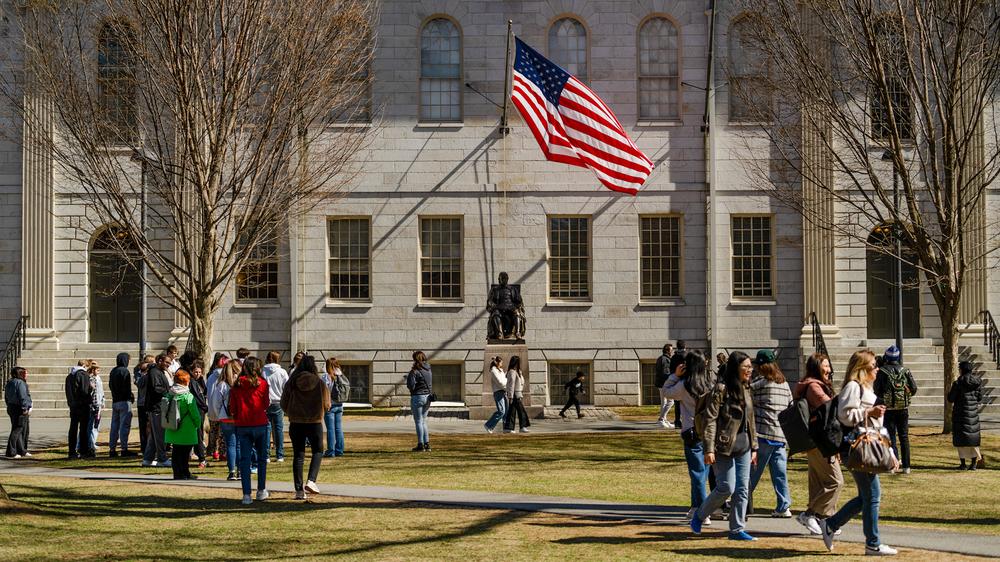  "Wir sind an einem Punkt, wo es weniger um bestimmte Drohungen von Trump geht, sondern nur noch darum, die Uni zu erhalten", sagt Martin Puchner über Harvard. Hier im Bild der Campus in Cambridge