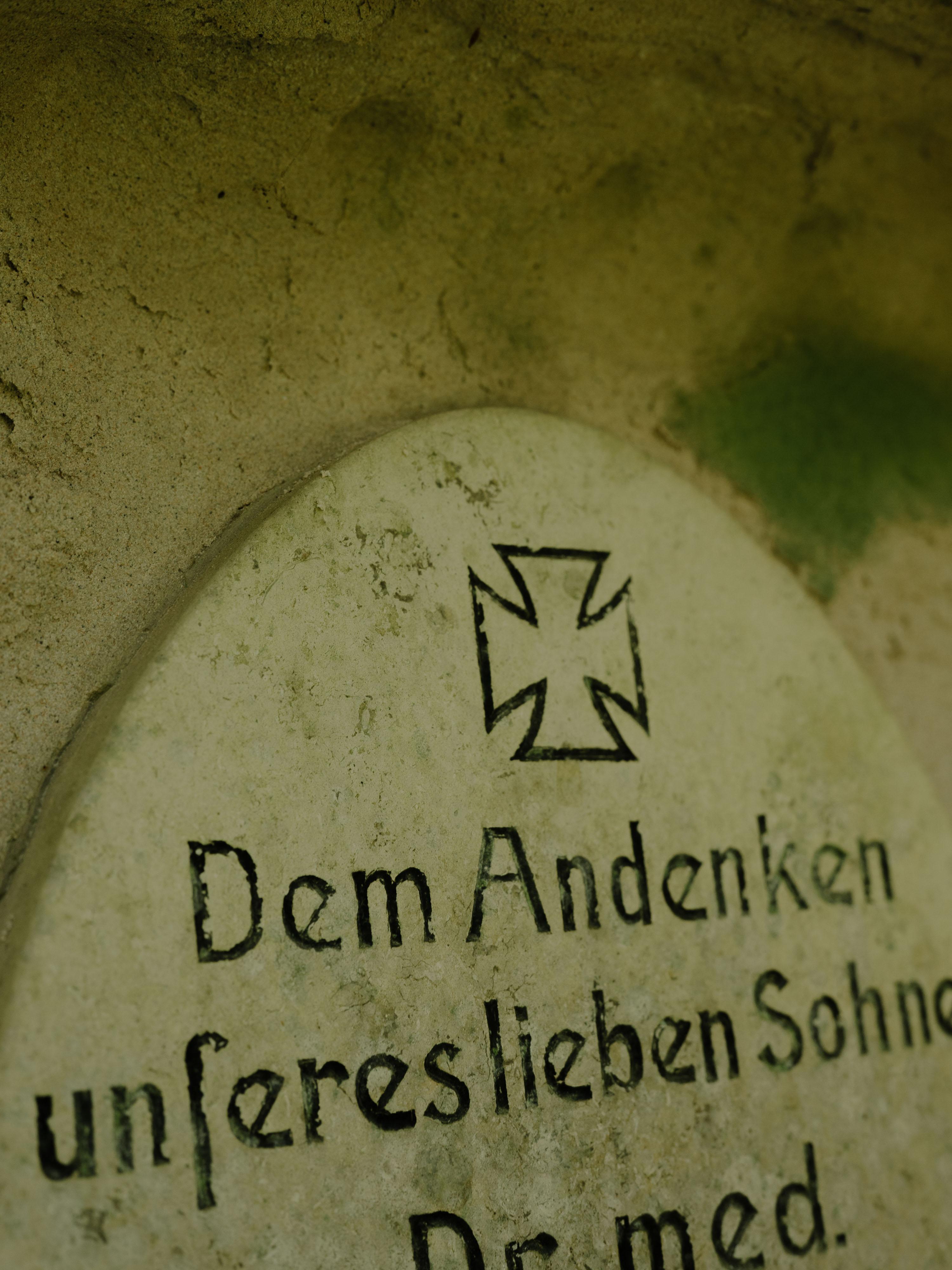 Auf vielen Gräbern finden sich Eiserne Kreuze oder sogar Ritterkreuze, Relikte einer anderen Militärkultur.