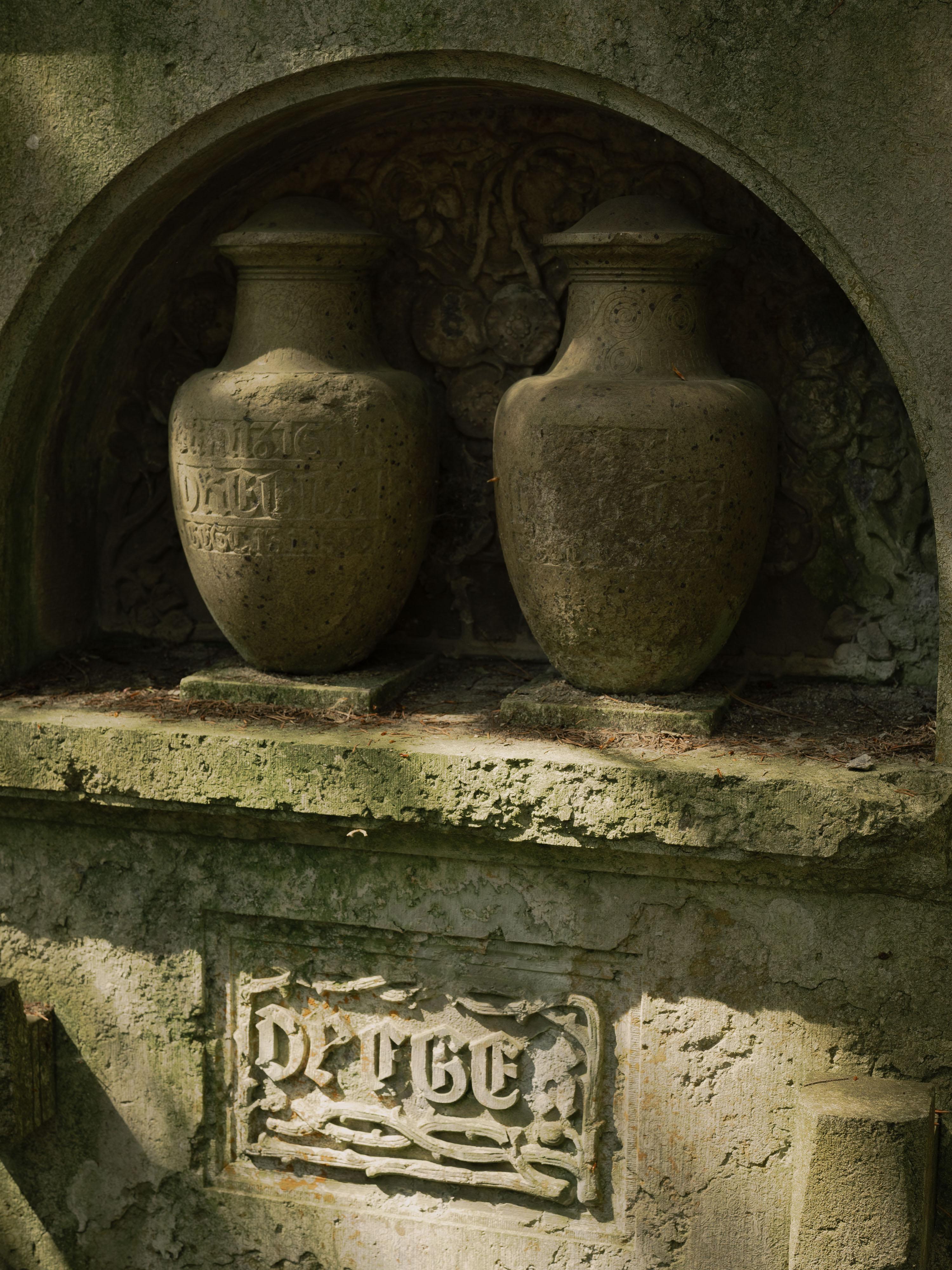 Auf vielen der tempelartigen Familiengräbern ist die Schrift so verwittert, dass sie fast nicht mehr zu lesen ist.